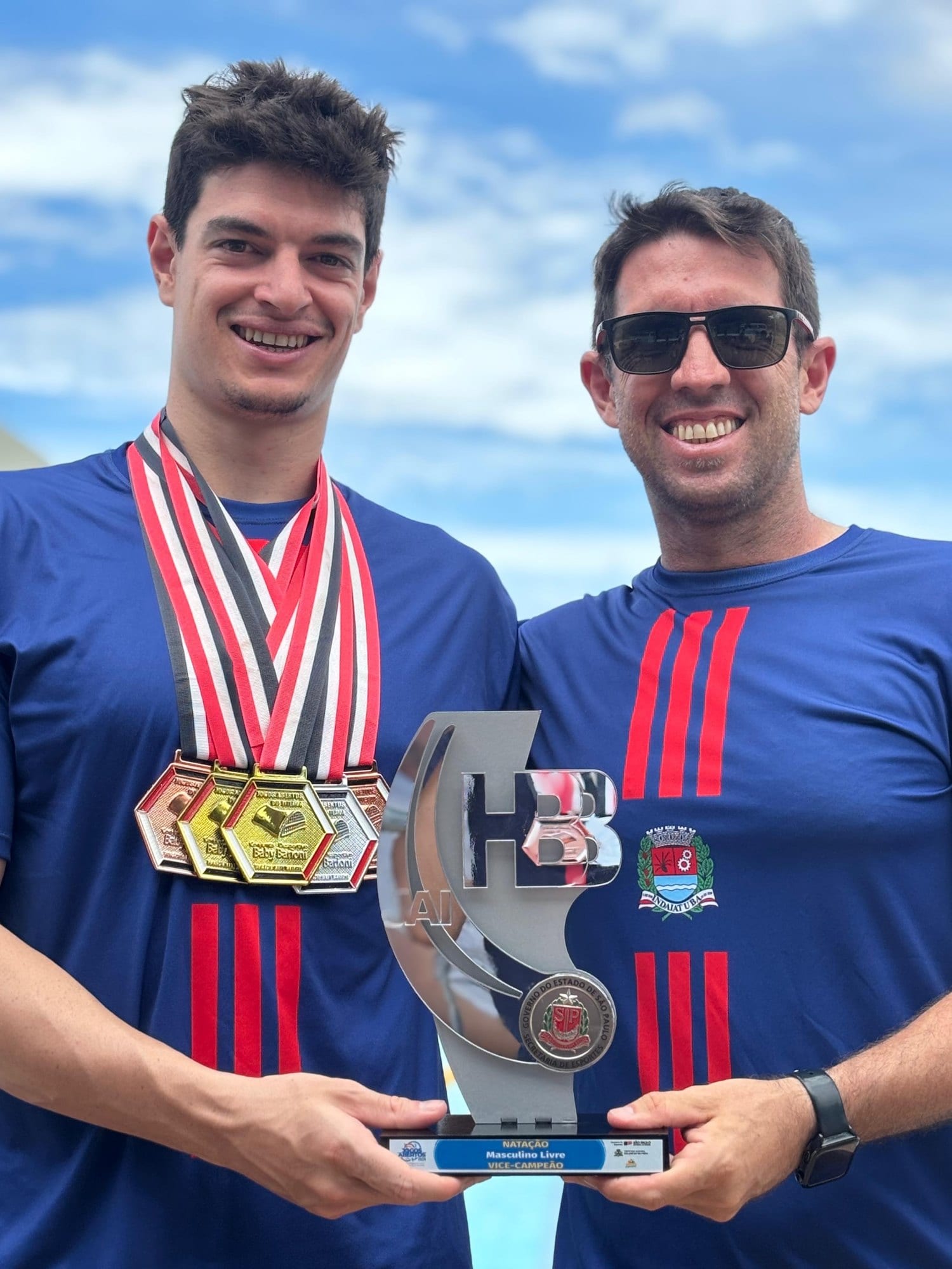 Conrado Lino com medalhas e troféu